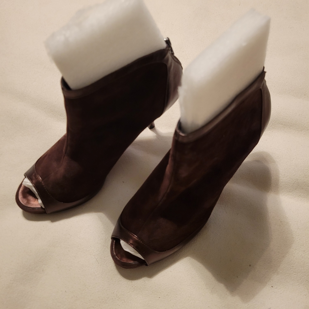 Amalfi Women’s Peep-Toe Ankle Heels – Suede Zip-Up Shoes (NWOT) Size 9M